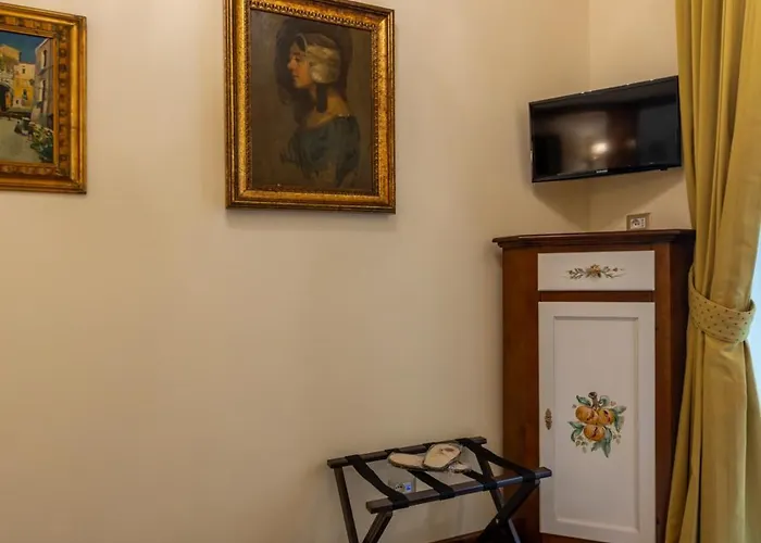 Queens In Apartment *